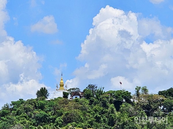 푸시산 정상에 1804년 세웠다는 탓 쫌시라는 28m 높이의 황금탑.
