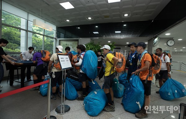 지난 8일 오후 인하대학교에 도착한 세계잼버리대회 참가 단원들이 짐을 옮기고 있다.(사진제공 인하대)