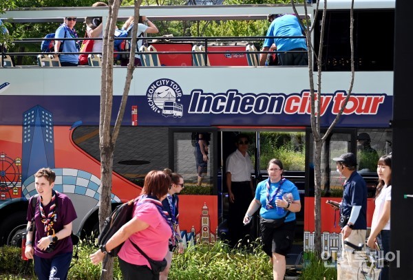 영국 잼버리 대표단이 8일 인천시티투어 버스를 이용해 인천 관광에 나서고 있다.(사진제공 인천시)