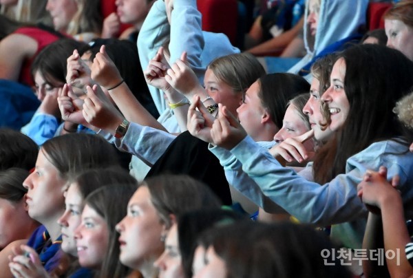 인천에 체류중인 잼버리 대원들이 10일 연수구 인천글로벌캠퍼스에서 열린 '인천 K-POP 콘서트'를 즐기고 있다.(사진제공 인천시)