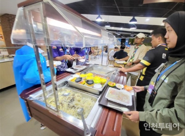 인천에 체류 중인 잼버리 대원들이 특이체질(글루텐프리)과 채식, 할랄 등 맞춤형 식사를 제공받는 모습.(사진제공 인천시)