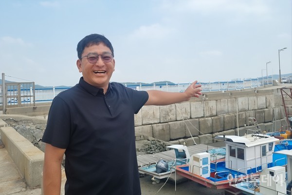 김덕례 씨가 삼목항의 선박을 소개하고 있다.