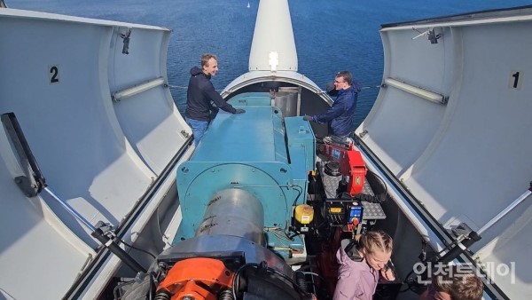 덴마크 코펜하겐 연안 미델그룬덴 풍력발전단지 터빈에 올라간 사람들이 내부 시설을 둘러보고 있다.