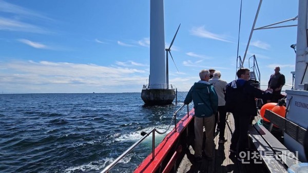 미델그룬덴 풍력발전단지를 둘러보기 위해 방문객들이 배를 타고 터빈에 접근하고 있다.