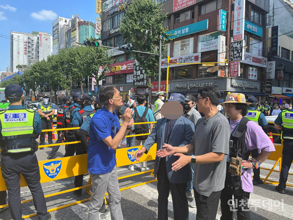  행사장에 난입한 인천퀴어문화축제를 반대하는 시민을 경찰이 제지하고 있다. 