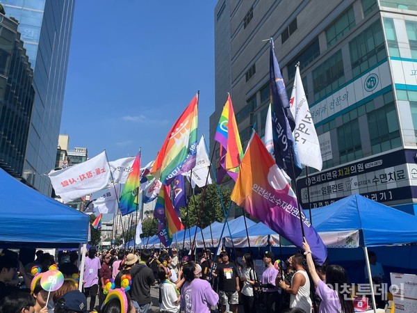 2023년 인천퀴어문화축제에 참가한 단체 깃발이 행진하고 있다. 