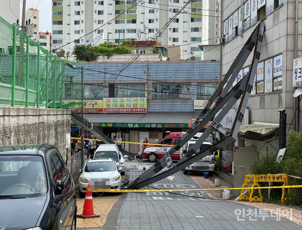 12일 정오 인천 남동구 만수초등학교에서 주차장 공사를 진행하던 크레인이 무너지는 사고가 발생했다.(사진제공 남동구)