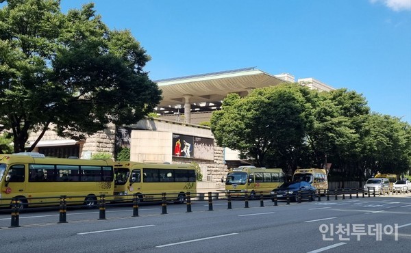 22일 인천문화예술회관 앞 불법주차 버스.