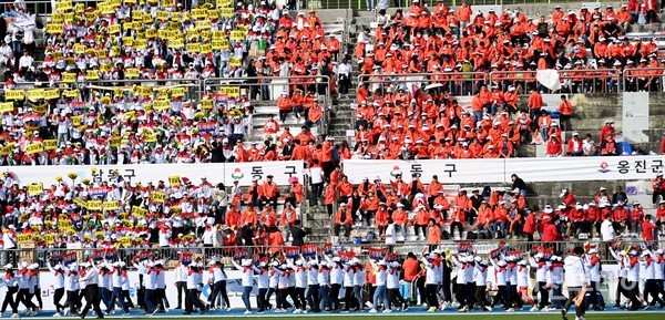 지난 6일 인천 미추홀구 문학경기장에서 열린 인천시 시민생활체육대회에 참가한 군구별 참가자들의 모습.(사진제공 인천시)
