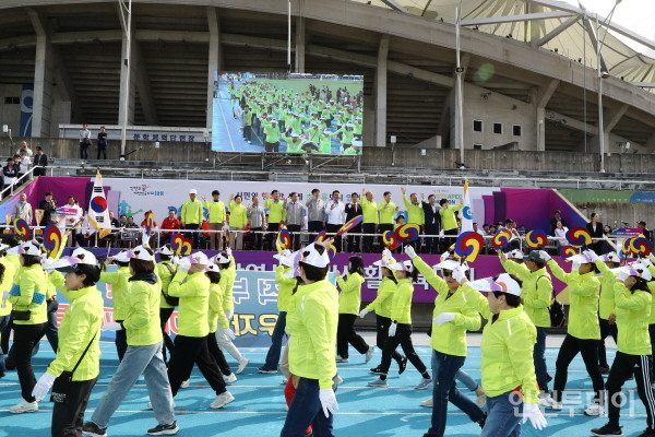 지난 6일 인천 미추홀구 문학경기장에서 열린 인천시 시민생활체육대회에 참가한 군구별 참가자들이 입장을 하고 있다..(사진제공 인천시체육회)
