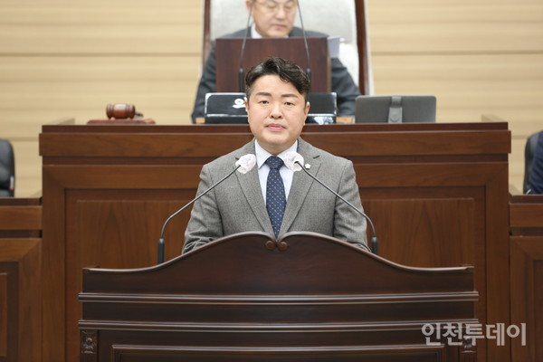 인천 서구의회 김남원(더불어민주다, 마) 의원이 발언을 하고 있다.(인천투데이 자료사진)