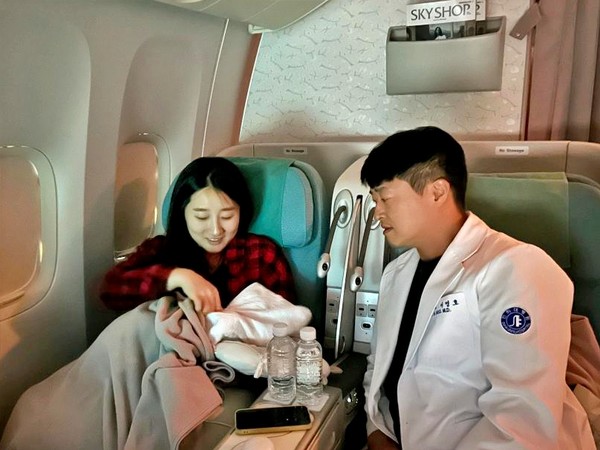 인하대병원 서영호 교수의 응급치료로 안정을 찾은 팔삭둥이 신생아가 산모의 품에 안겨 인천행 비행기에 올랐다.