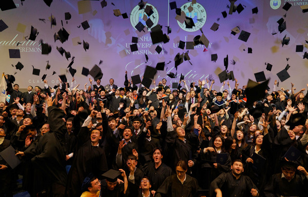 제6회 타슈켄트 인하대학교(Inha University in Tashkent·IUT) 학위수여식에서 졸업생들이 기념사진을 촬영하고 있다.