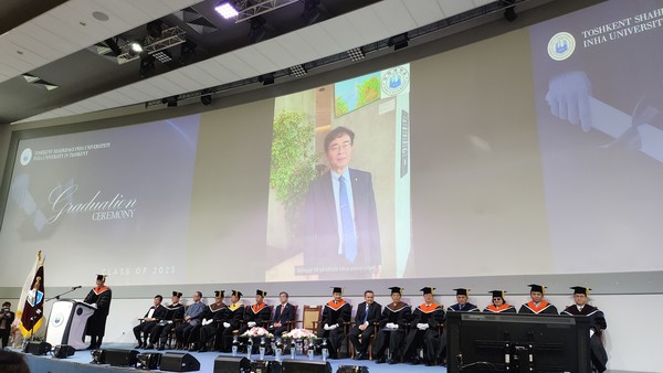 조명우 인하대학교 총장이 제6회 타슈켄트 인하대학교(Inha University in Tashkent·IUT) 학위수여식에서 AI로 구현한 우즈베크어 축사를 하고 있다.