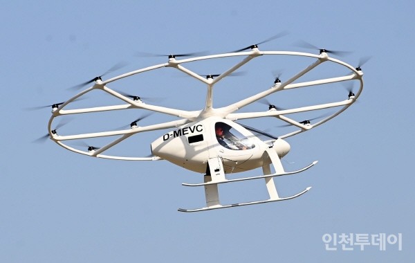 지난 2021년 열린 ‘K-UAM 콘펙스’에서 등장한 드론택시 볼로콥터가 운항하고 있다.(사진제공 인천시)