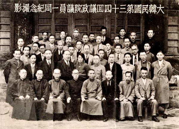 1942년 대한민국 임시정부 제34회 의정원의원 일동 기념사진. 앞줄 왼쪽에서 4번째가 홍진, 5번째가 김구이다.(국사편찬위)