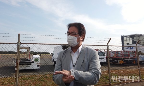 히데카즈 모리 쓰시마공항 터미널빌딩 주식회사 부장이  항공화물 취급 품목에 대해 설명하고 있다. 