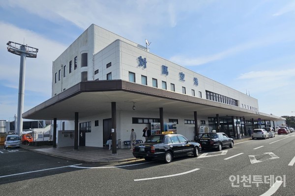 쓰시마공항 터미널 전경.