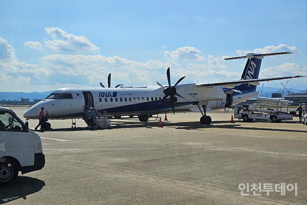 후쿠오카와 쓰시마섬을 오가는 봄바르디어 DHC8-Q400 항공기.