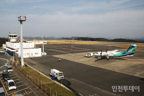일본 나가사키현 쓰시마공항 활주로 전경.