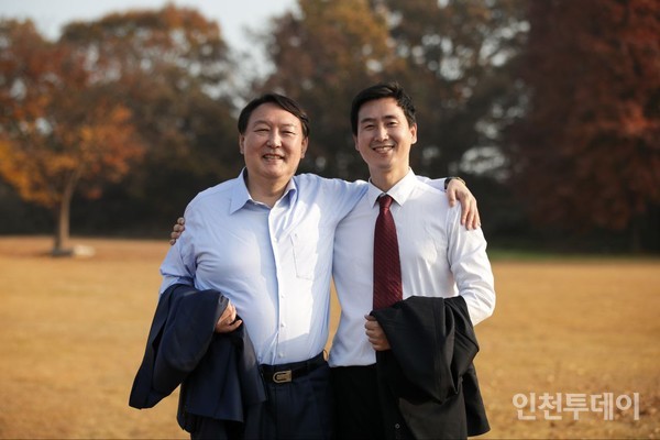 윤석열 대통령(왼쪽)과 김기흥 부대변인의 모습.,(사진 제공 김기흥) 