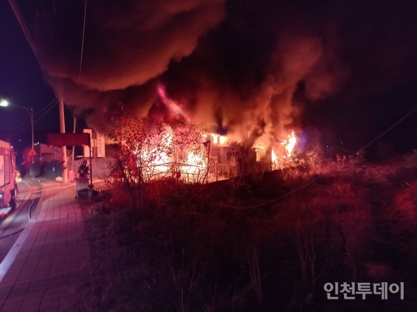 14일 오전 5시 43분께 인천 중구 운복동 음식점에서 화재가 발생했다.(사진 제공 인천소방본부)