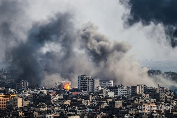 이스라엘 가자지구 폭격 모습.(사진 출처 마안뉴스 에이전시)
