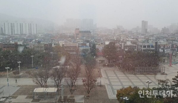 인천예술회관 광장에 올해 첫 눈이 내리고 있다.