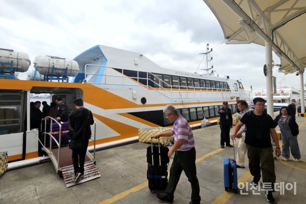 중국 샤먼 우통여객부두에서 타이완 진먼섬 수이터우 부두로 향하는 여객선에 승객들이 타고 있다.