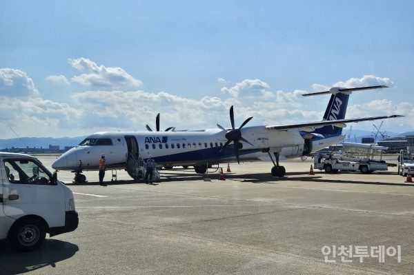 후쿠오카공항과 쓰시마공항을 오가는 봄바르디어 DHC8-Q400 기종.
