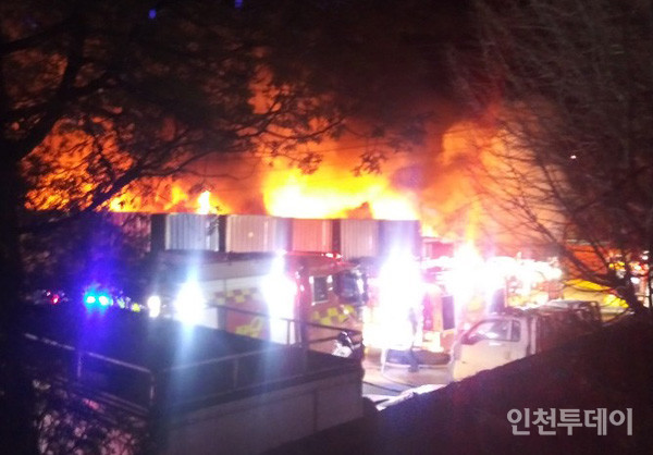 19일 새벽 인천 연수구 옥련동 소재 중고차 수출단지 컨테이너에서 화재가 발생했다.(사진제공 인천소방본부)