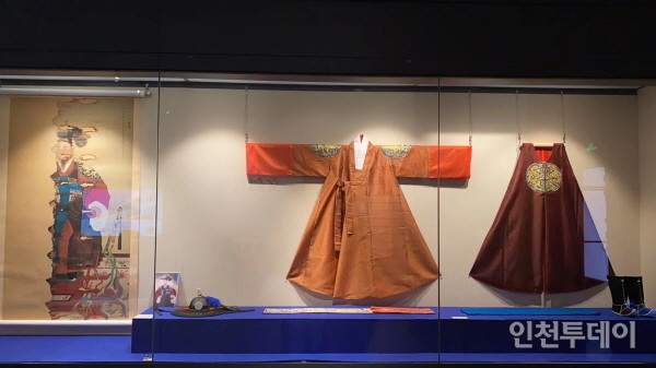 저우산박물관에 출품된 철종 군복본 어진과 어의(사진제공 강화군)