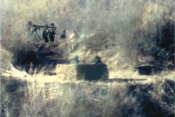 북한이 9·19 군사합의 파기를 선언하고 난 뒤, 북한군 병사들이 전선지역 경계호에 중화기(무반동총 추정)를 다시 설치하고 있다.(사진제공 국방부)