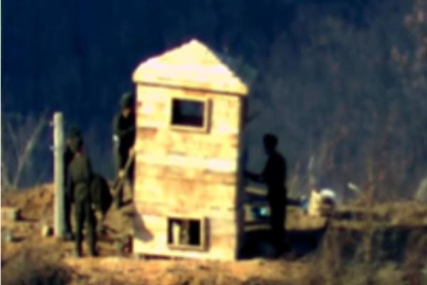 북한이 9·19 군사합의 파기를 선언하고 난 뒤, 북한군 병사들이 비무장지대 내 GP 감시소를 설치하고 있다.(사진제공 국방부)