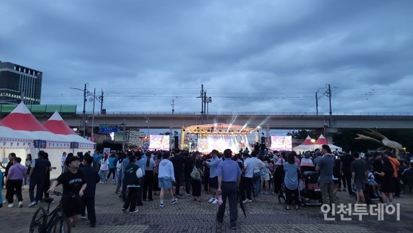 인천 남동구 소래포구축제 무대 행사 모습.