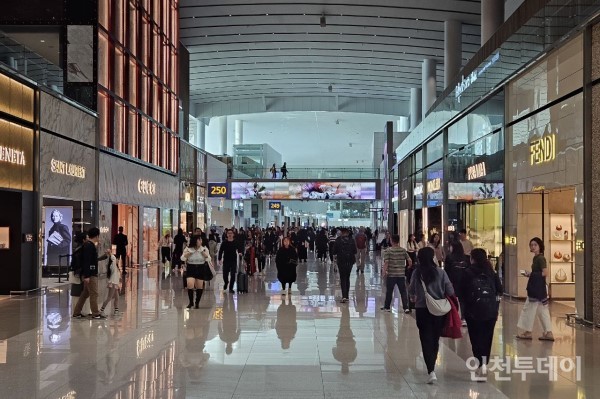 인천국제공항 제2여객터미널 면세점 모습.