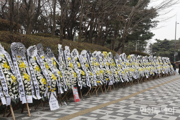 11월 29일 오전 인천 미추홀구 인천SSG랜더스필드 일대에 인천SSG를 향한 팬들의 항의 문구를 담은 근조 화환이 설치돼 있다.