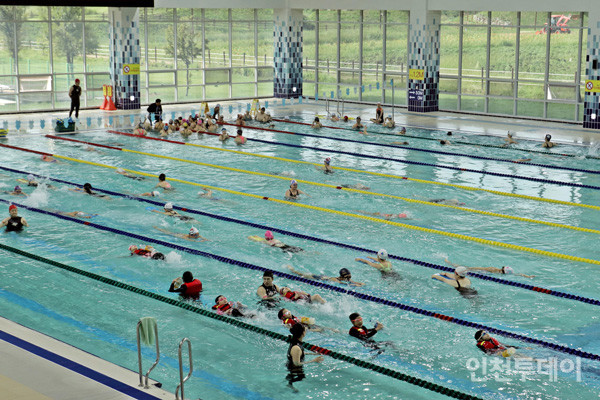 인천 서구 수도권매립지에 조성된 드림파크 수영장에서 지역주민들이 수영을 즐기고 있다.(사진제공 수도권매립지관리공사)