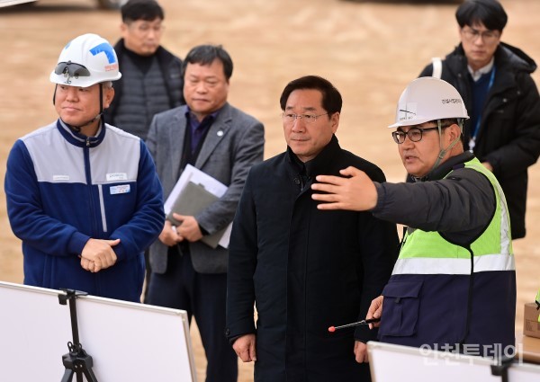 유정복 인천시장이 제3연륙교 건설현장을 방문해 상황을 점검하고 있다.(사진제공 인천시)