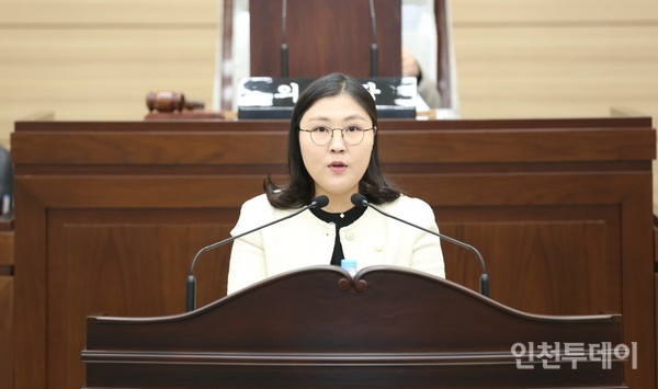 지난 4일 열린 서구의회 정례회에서 송이 의원이 구정질문을 하고 있다.(사진제공 서구의회)