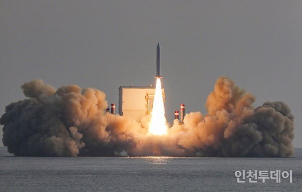 국방과학연구소는 지난 4일 제주도 중문 해안에서 4km 떨어진 해상 바지선에서 발사한 고체연료 우주발사체 위성이 성공적으로 궤도에 진입했다고 밝혔다.(사진제공 국방부)