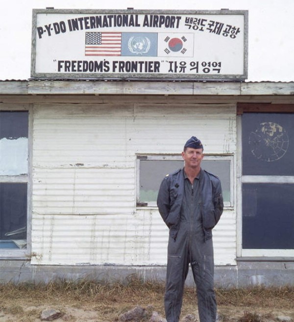 1960년대 백령도 국제공항 입구 모습.