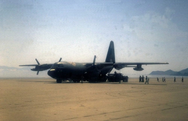 1969년 미 공군 수송기 C130이 사곶해변에 착륙해 물자를 내리는 모습.