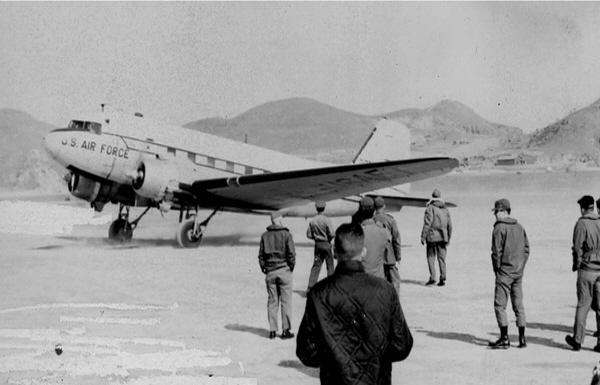 1965년 사곶비행장에 착륙한 미 공군 C-47 수송기.