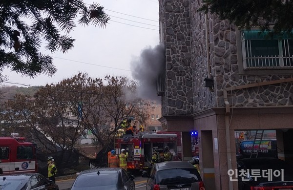 10일 인천 남동구 서창동 소재 다청림 빌라에서 화재가 발생해 창문으로 연기가 나오고 있다.(사진제공 인천소방본부)
