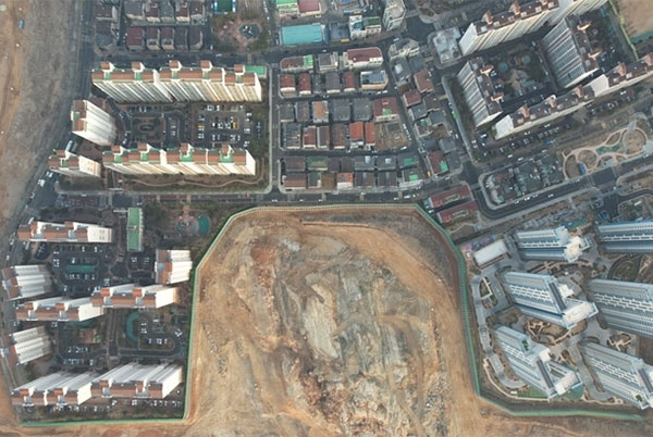 인천 서구 검단신도시 2-2공구 지역 발파 예정지. 아파트들이 둘러싸고 있다.(자료제공 비대위)