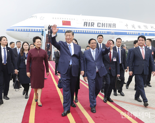 시진핑 중국 국가주석이 12월 12일 국빈 방문을 목적으로 베트남 하노이 공항에 도착했다 . (사진 신화사)