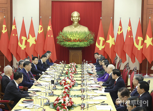 시진핑 중국 국가주석과 응우옌 푸 쫑 베트남 공산당 서기장이 12월 12일(현지시간) 베트남 하노이에서 회담을 진행하고 있다. (사진=중국 신화사 갈무리)