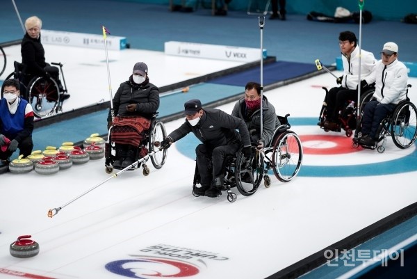 2020 제17회 전국장애인동계체육대회 인천시혼성컬링선수단 경기사진 (사진제공 인천시장애인체육회)