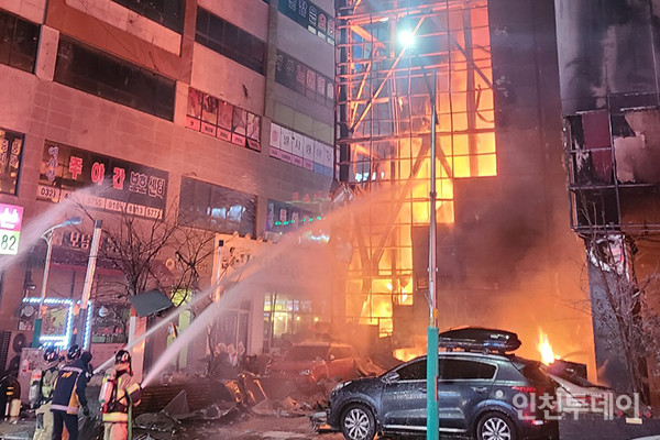 인천 남동구 논현동 소재 G호텔에서 발생한 화재를 진압하고 있다. (사진제공 인천소방본부)